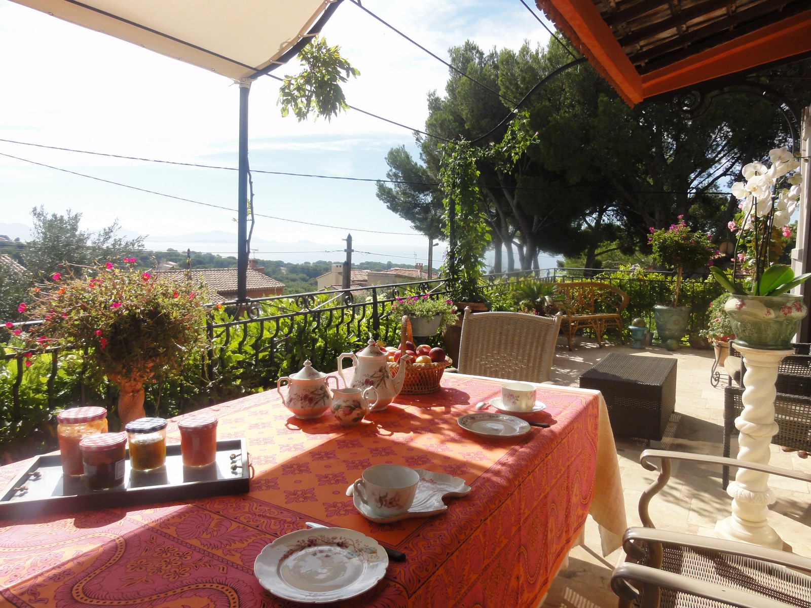 Petit déjeuner sur la terrasse